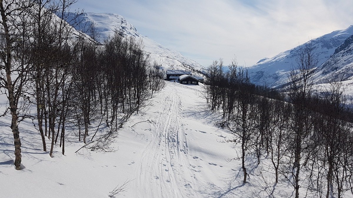 Approaching Skogadalsbøen.jpg